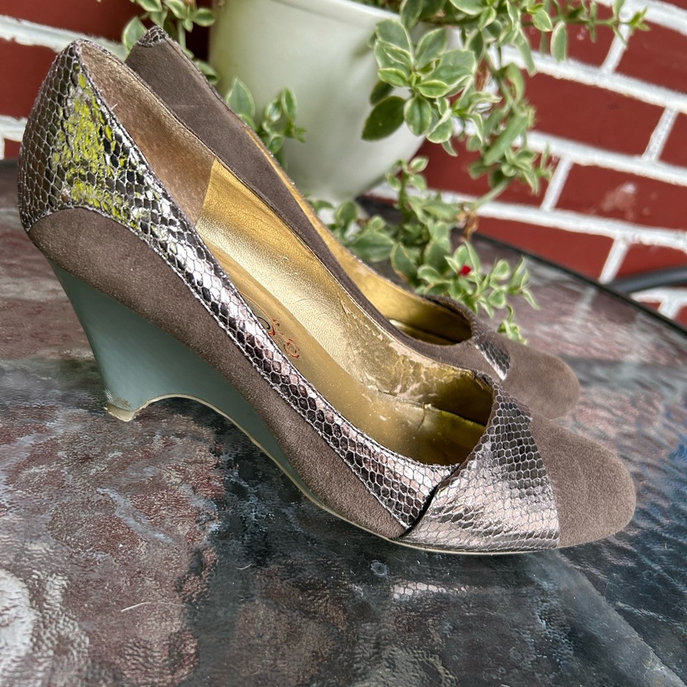 Poetic licence | brown suede wedge heels with golden snakeskin details | sz 6.5